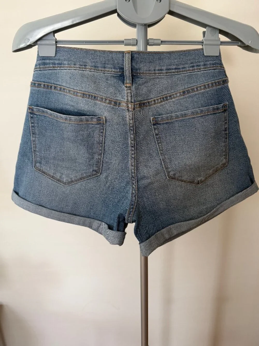 Old Navy Boyfriend Denim Shorts Women’s Size 6 Light Wash Mid Rise Rolled Cuff